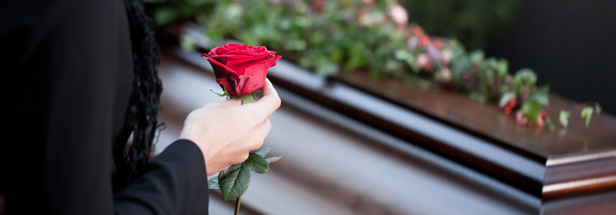 Rote Rose bei Beerdigung