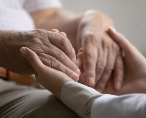 Bestatter unterstützt trauernden