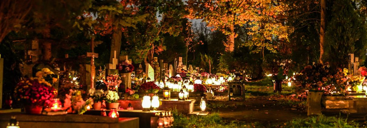 Friedhof am Abend mit Beleuchtung