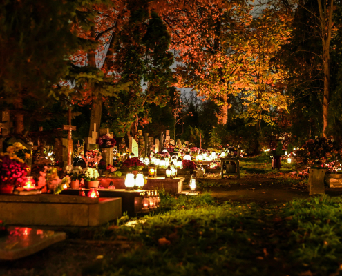 Friedhof am Abend mit Beleuchtung