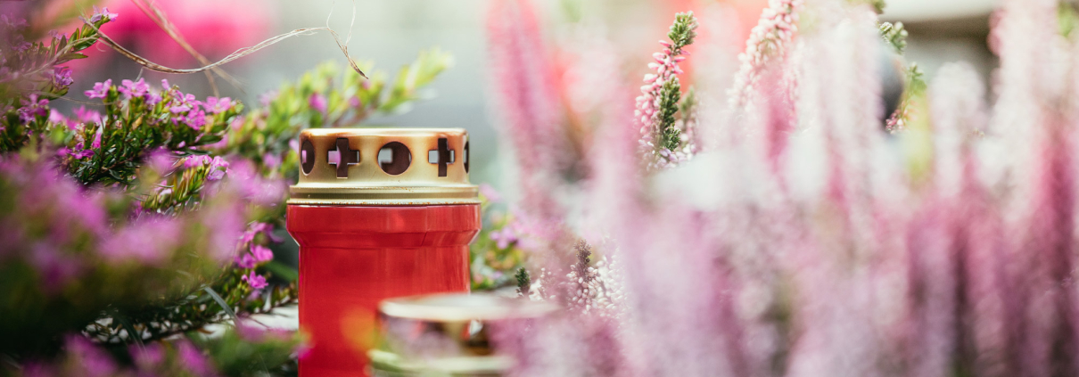 Grabkerze auf einem Friedhof
