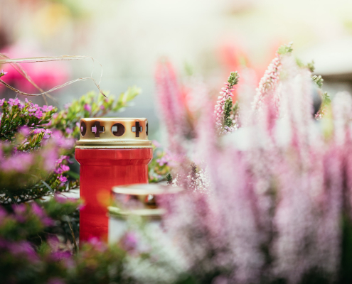 Grabkerze auf einem Friedhof