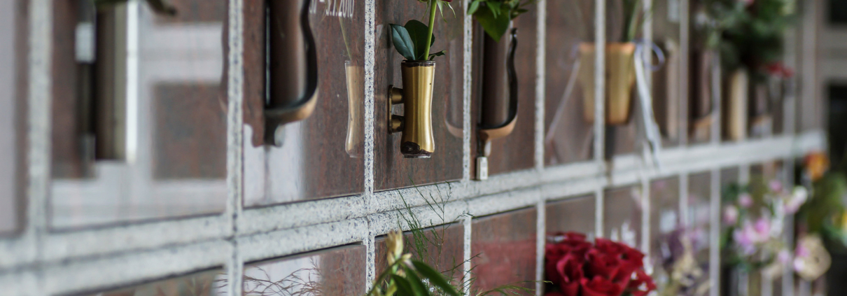 Kolumbarium mit Blumen