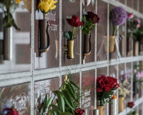 Kolumbarium mit Blumen