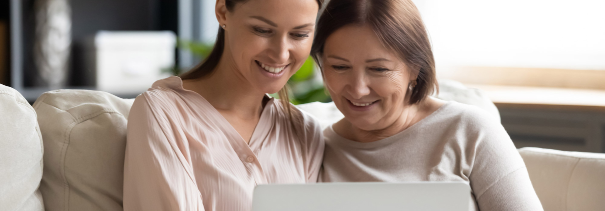 Informieren am Laptop über Bestattungsvorsorge