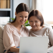 mutter-und-tochter-infomieren-sich-am-laptop Informieren am Laptop über Bestattungsvorsorge