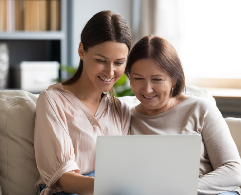 Informieren am Laptop über Bestattungsvorsorge