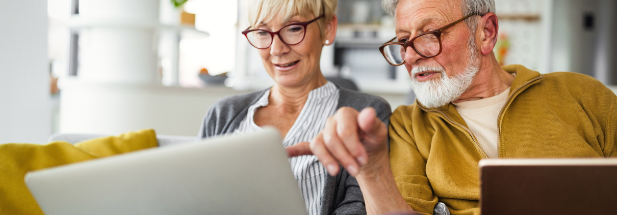 Paar informiert sich online über Bestattungsvorsorge