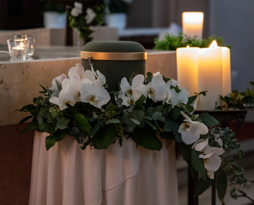 Urne bei einer Beerdigung