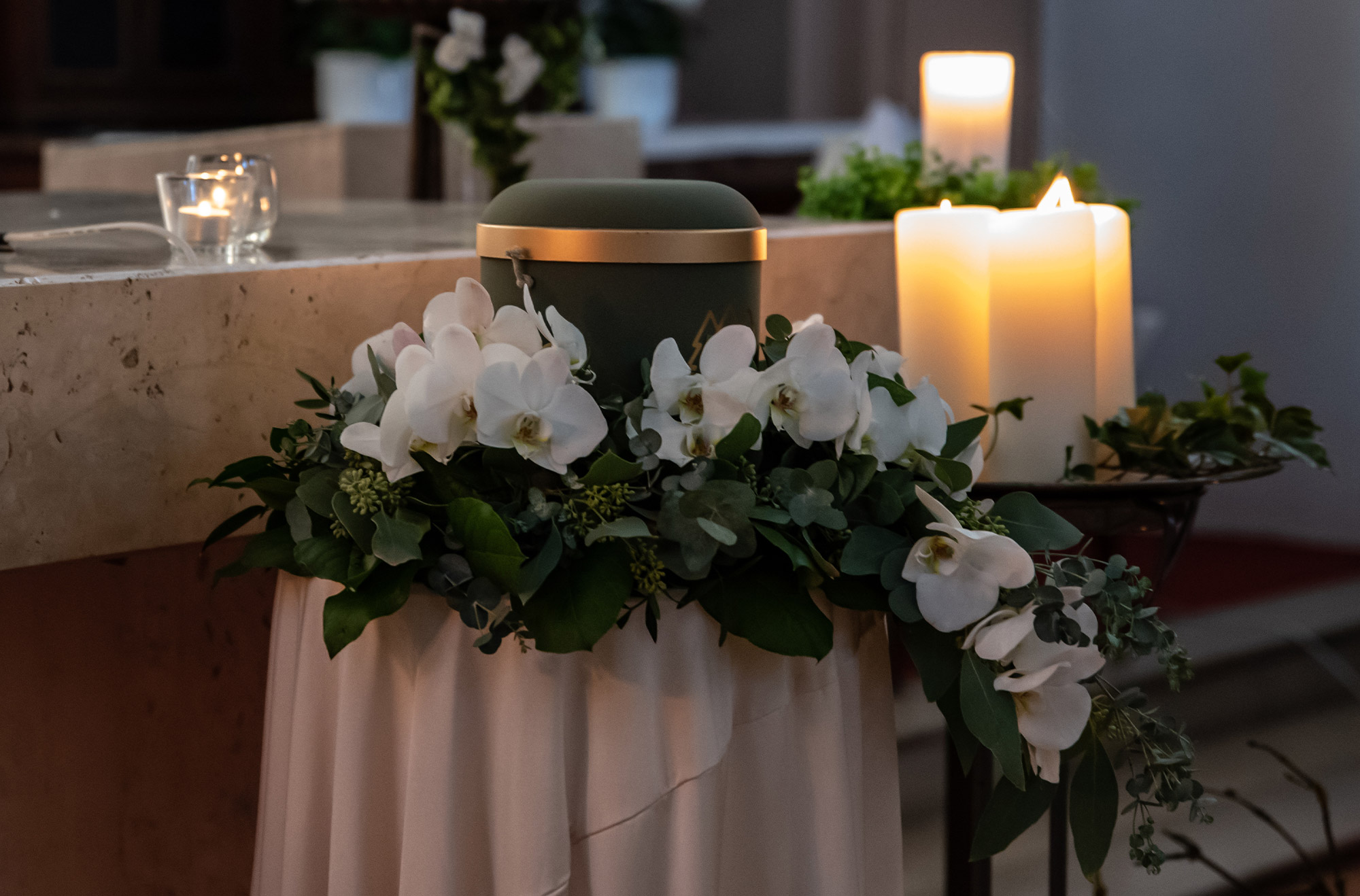 Urne bei einer Beerdigung