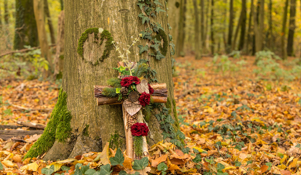 Kreuz an einen Baum gelehnt