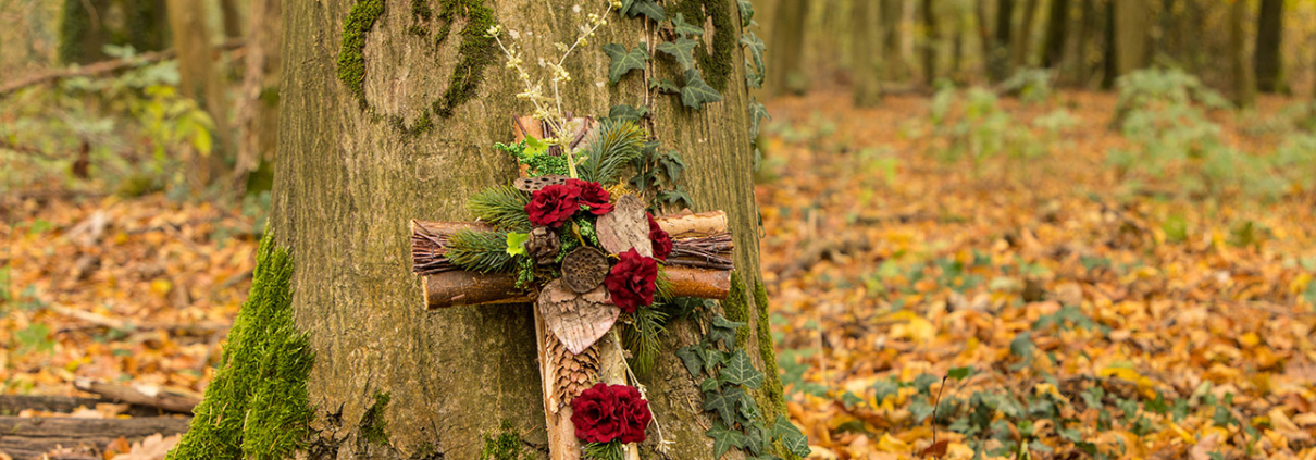 Kreuz an einen Baum gelehnt