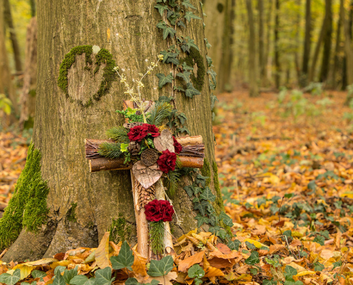 Kreuz an einen Baum gelehnt