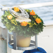 seebestattung-urne Urne bei einer Seebestattung