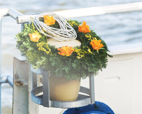 Urne bei einer Seebestattung